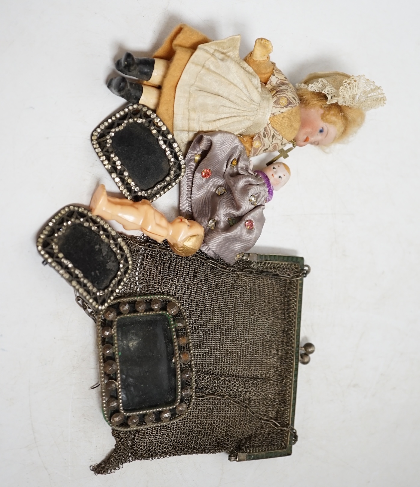 A quantity of mixed collectables and jewellery to include a Victorian gold buckle ring (hallmarks rubbed), a gilt metal 'I Love You' spinner charm, a 9ct gold curb link chain, cut steel buckles, etc. Condition - varies,